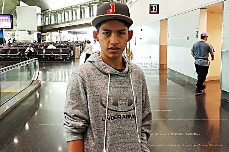 マイアミ空港で出会ったメキシコの野球ファン。日本代表の帽子を被っている彼が“ムラカミ推し”な理由は？　©Hiroaki Sawada