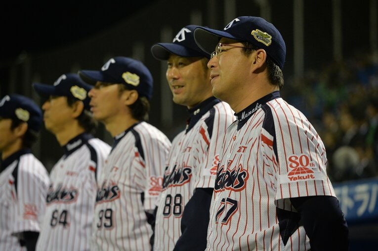 （右から）真中監督と参謀役だった三木肇ヘッドコーチ、高津臣吾投手コーチ。現在では３人とも監督経験者になった　©Hideki Sugiyama