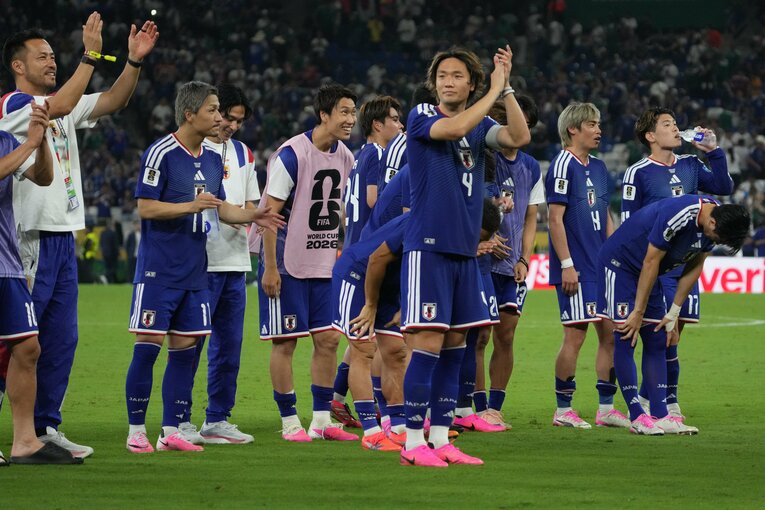 板倉滉を先頭に、スタンドに感謝を示す日本の選手たち　©Masashi Hara