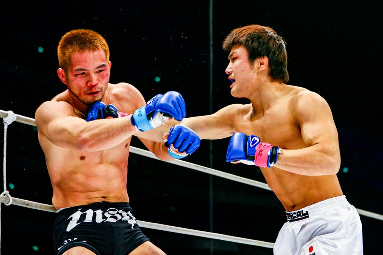 五味の打撃で意識が朦朧とするマッハ