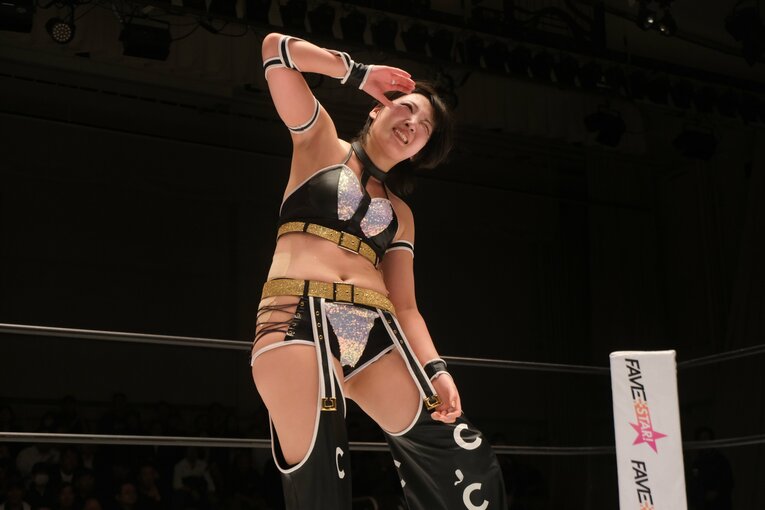 勝利すると得意の「C」ポーズ。スターダムに欠かせない選手になっている