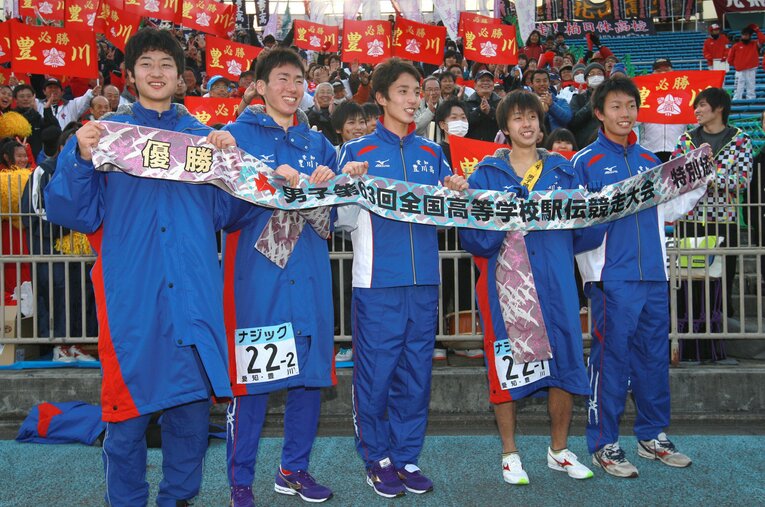 2012年、宮城・仙台育英高からの転校組を主力として初出場で都大路の初優勝を決めた愛知・豊川高。卒業後も選手たちは結果を出した ／ photograph by JIJI PRESS