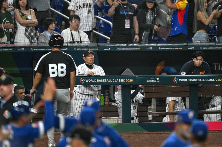 WBCの準々決勝でベネズエラに敗れ、グラウンドを見つめる日本の井端弘和監督 ／ photograph by Nanae Suzuki
