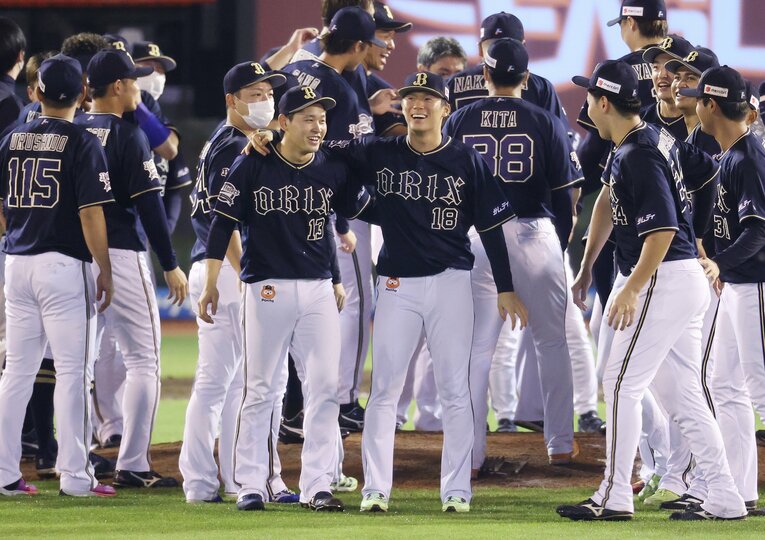 2022年、リーグ優勝を決めて肩を抱き合う宮城と山本由伸　©︎JIJI PRESS