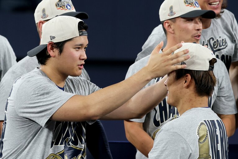 優勝セレモニーで大谷翔平に帽子を被らせてもらう山本　©Getty Images