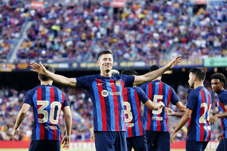 “財政難なのに大補強”バルサを激写　誹謗中傷されたデヨンクへの拍手、33歳レバンドフスキが作る深みとは〈次戦は久保建英ソシエダ〉(32)