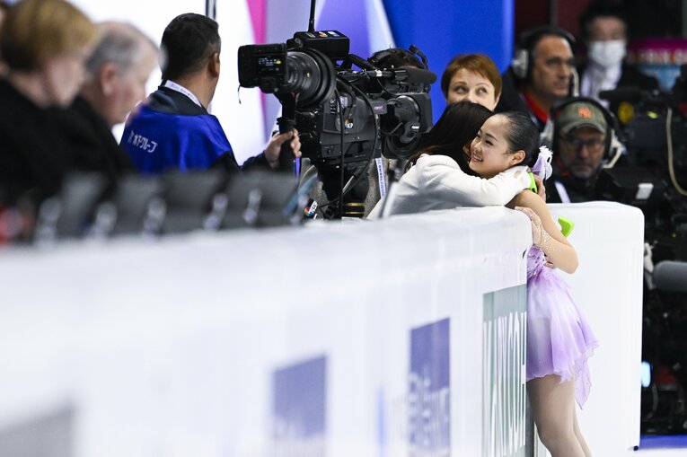 FSの演技後に濱田見栄コーチと抱き合う島田麻央　©︎Asami Enomoto