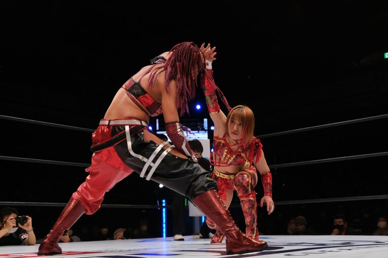 両国2連戦初戦、ジュリアと組み合った朱里