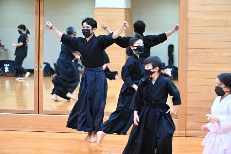 鬼ごっこにも全力で取り組む戸崎総代表　©Keiji Ishikawa