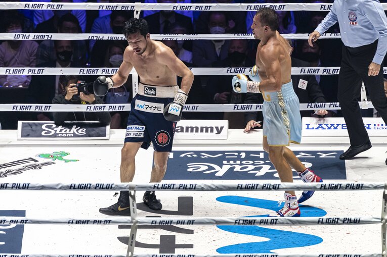 村田が左フックを振るった直後にゴロフキンから右を被せられ、崩れ落ちる村田（2/9）　©Takuya Sugiyama