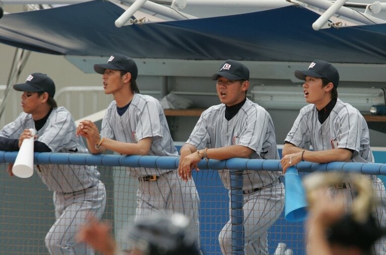 アテネ五輪でベンチから声を出す（右から）和田と松坂　©︎JMPA