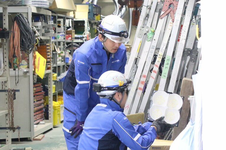業務の合間に撮影に応じてくれた青木と従業員の皆さん　©︎Takahito Ando