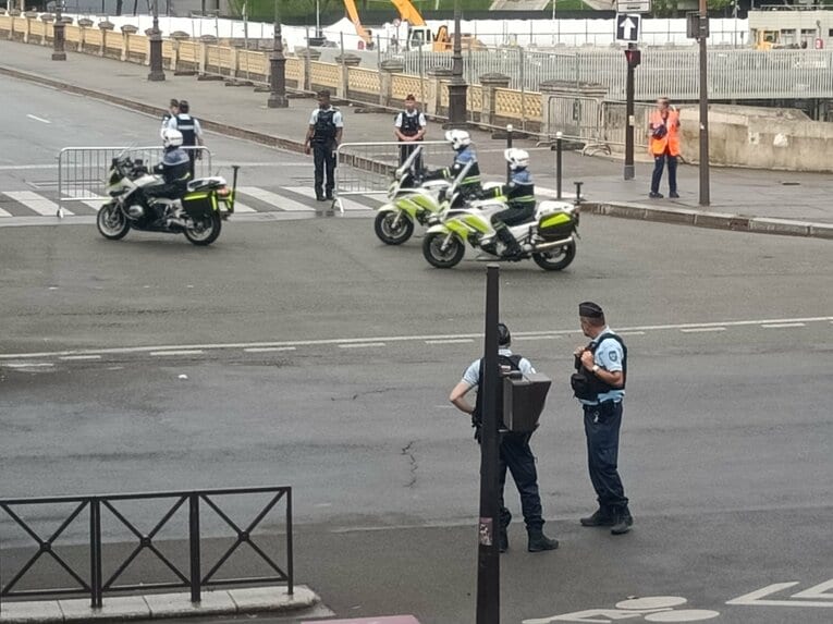 警備の警官がとにかく大勢いる　©Yuji Hirooka