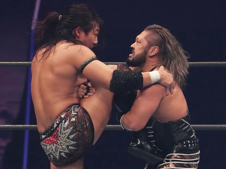 竹下幸之介の足を取るEVIL　©Masashi Hara