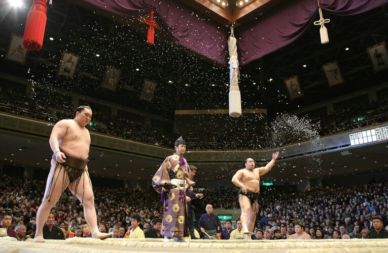 2008年初場所千秋楽の白鵬と朝青龍　©JIJI PRESS