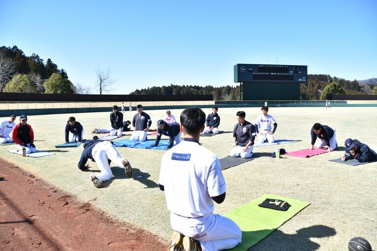 小山田コーチの指導風景　©茨城アストロプラネッツ