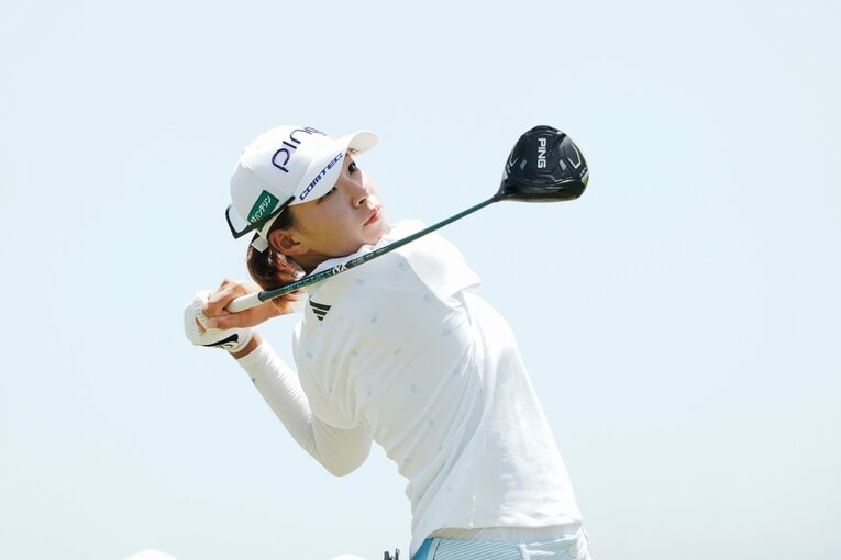 全米女子オープン翌週のショップライトLPGA初日、ドライバーを振り切る渋野　©︎Shizuka Minami