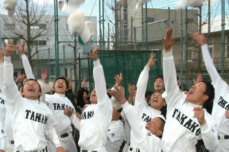 2005年、じつに72年ぶりにセンバツ出場を決めた高松高。捕手・中村信博はベンチ入りを果たし、二浪を経て東大に合格する　©KYODO