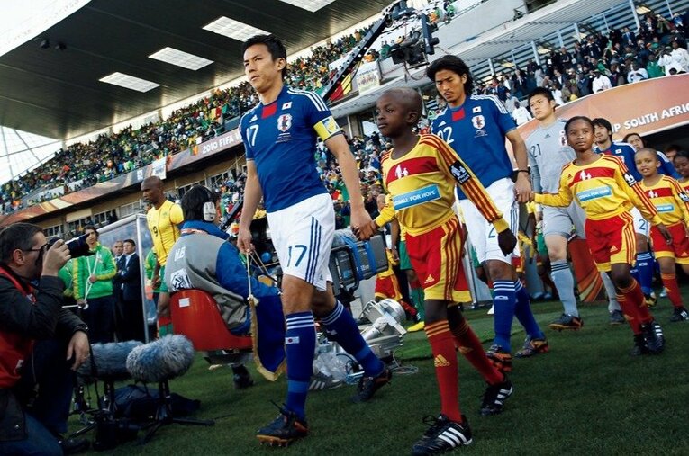 2010年南アフリカW杯本大会直前、日本代表のキャプテンは中澤佑二から長谷部誠（左）に替わった。その真相を当時の監督・岡田武史が明かした ／ photograph by JMPA