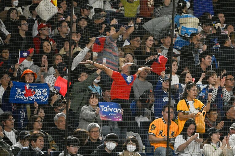 プレミア12、スタンドのあちこちに分散した台湾ファンが気勢をあげる　©Nanae Suzuki