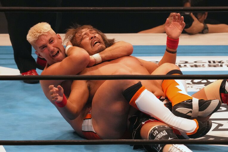 ボディシザーズから内藤を絞めるザック　©Essei Hara