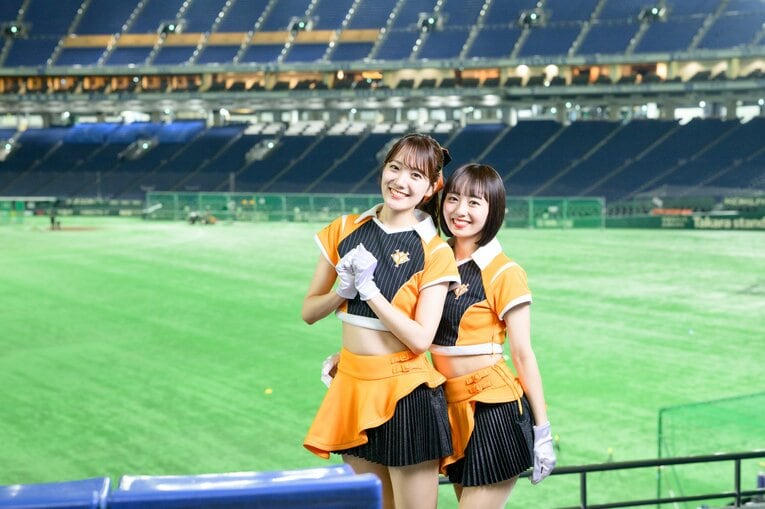 巨人の公式マスコットガール「VENUS」で活躍中の大倉かりんさんと高坂咲舞さん　©Miki Fukano