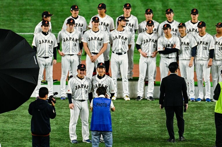 甲斐のユニフォームを着用して集合写真に写る栗山監督　©︎Nanae Suzuki