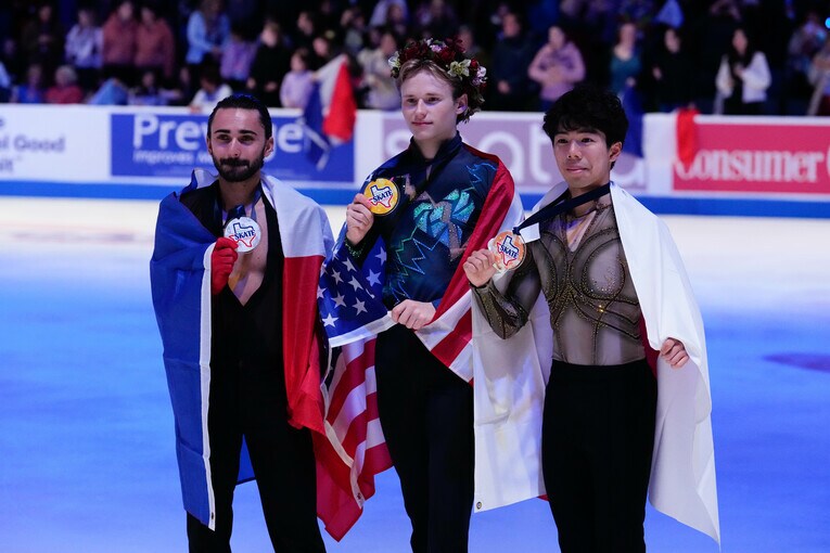 GPシリーズのスケートアメリカで金のマリニン、銀のケビン・エイモズ、銅の佐藤駿。マリニンは佐藤を「好きなスケーター」だという　Sipa USA/JIJI PRESS