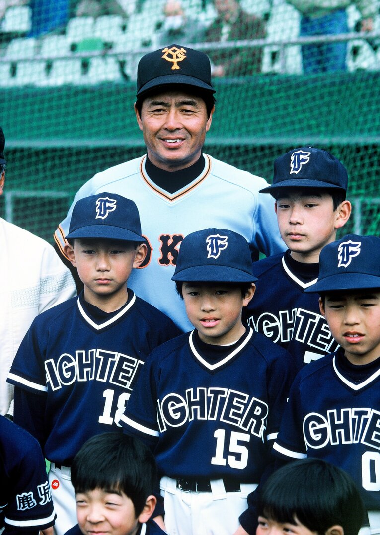 少年野球チームと記念撮影する王貞治（1986年撮影）　©BUNGEISHUNJU