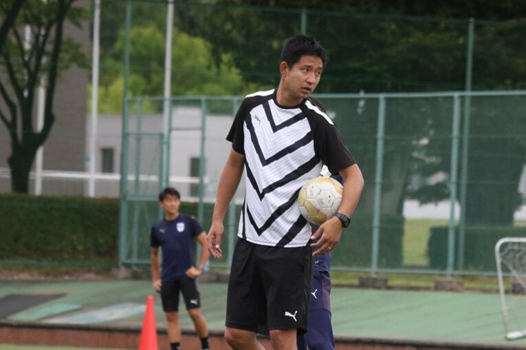 筑波大サッカー部で指導する平山相太コーチ（2022年）　©︎Takahito Ando