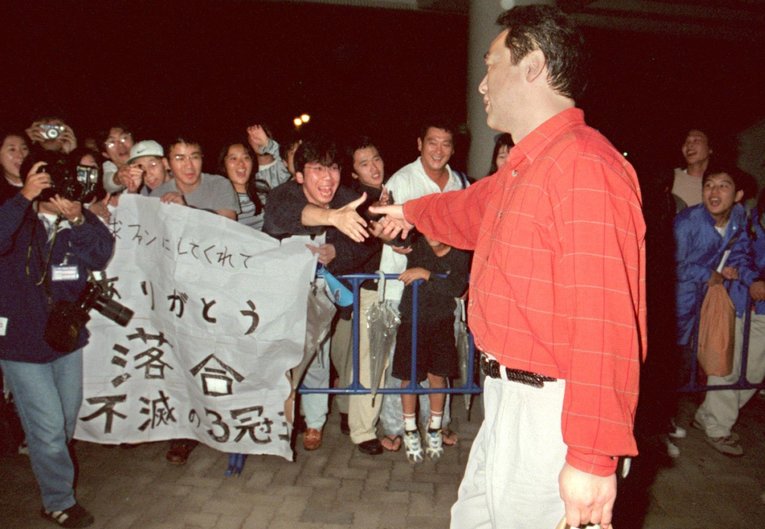 ラストゲームのあと、球場出口で出待ちしていたファンと握手を交わした　©Sankei Shimbun