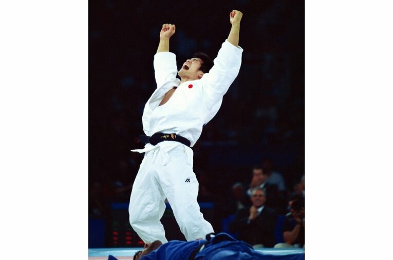 男子柔道100kg級で金メダルを獲得した井上康生。母の死を乗り越えての勝利だった。 ／ photograph by AFLO