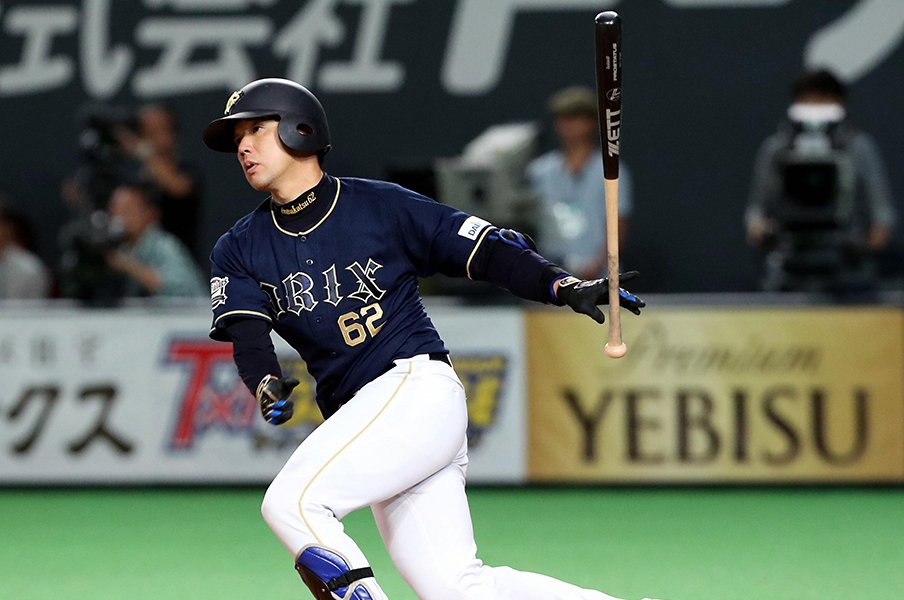 若手から“師匠”と慕われる35歳。オリ山崎勝己の役割とこだわり。<Number Web> photograph by NIKKAN SPORTS