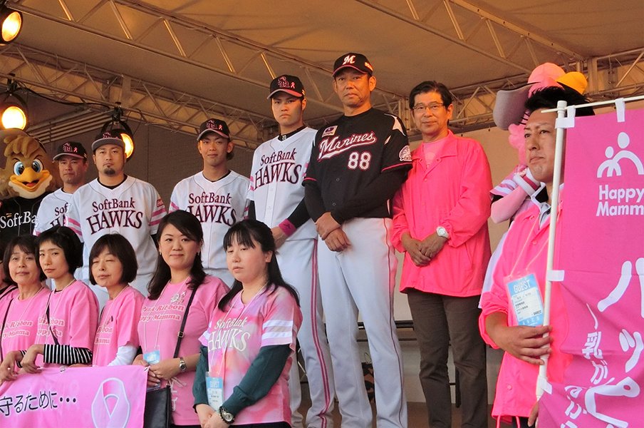 ホークスと「タカガールデー」の心。10月こそ球場をピンクに染めよう。<Number Web> photograph by Kotaro Tajiri