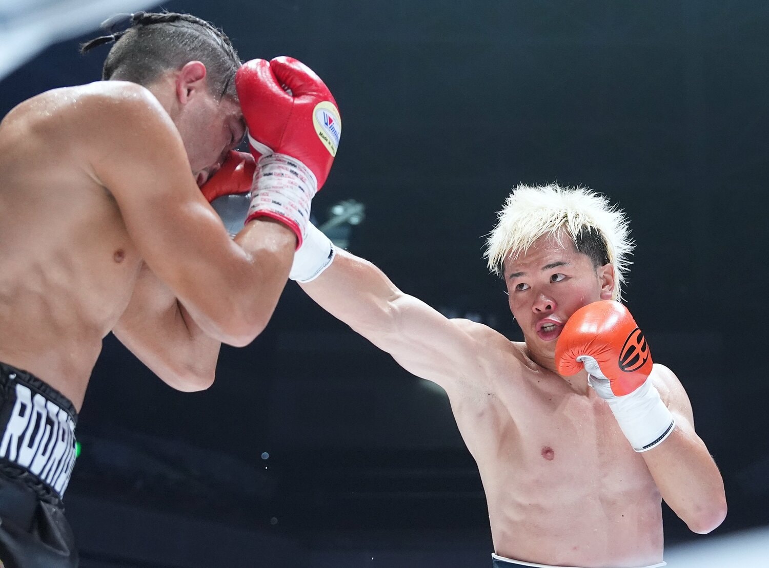 那須川のフィニッシュ直前のワンツー。まずは右のジャブでガードをこじ開け…  ©︎Naoki Fukuda