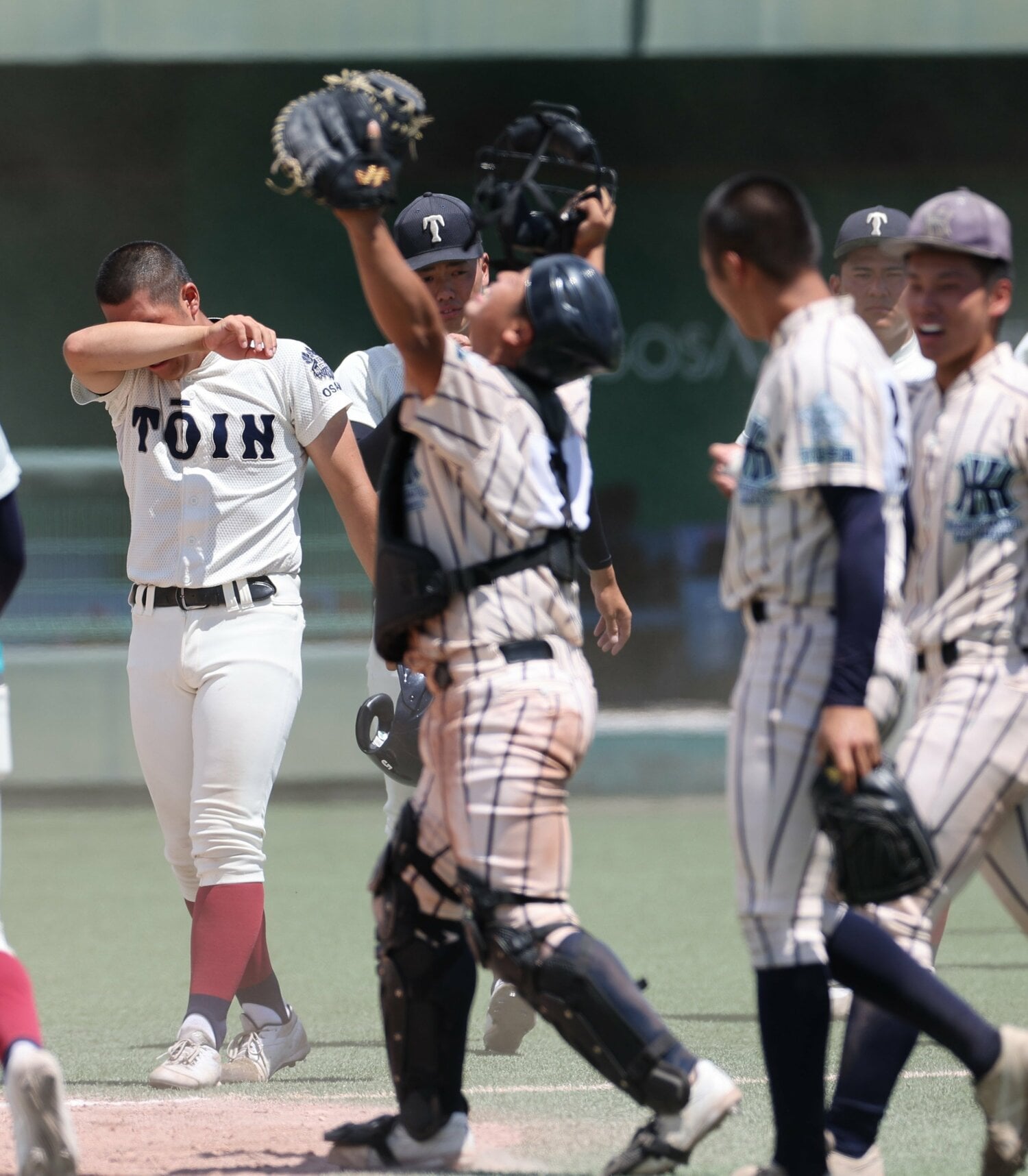 東大阪大柏原に敗れて涙をぬぐう大阪桐蔭ナイン　©SANKEI SHIMBUN