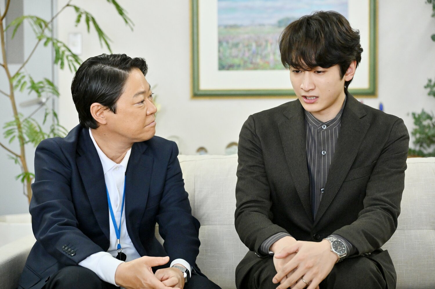 市郎とEBSの倉持猛アナ（小関裕太）。スケボーが物語のキーファクターとなった　©TBS