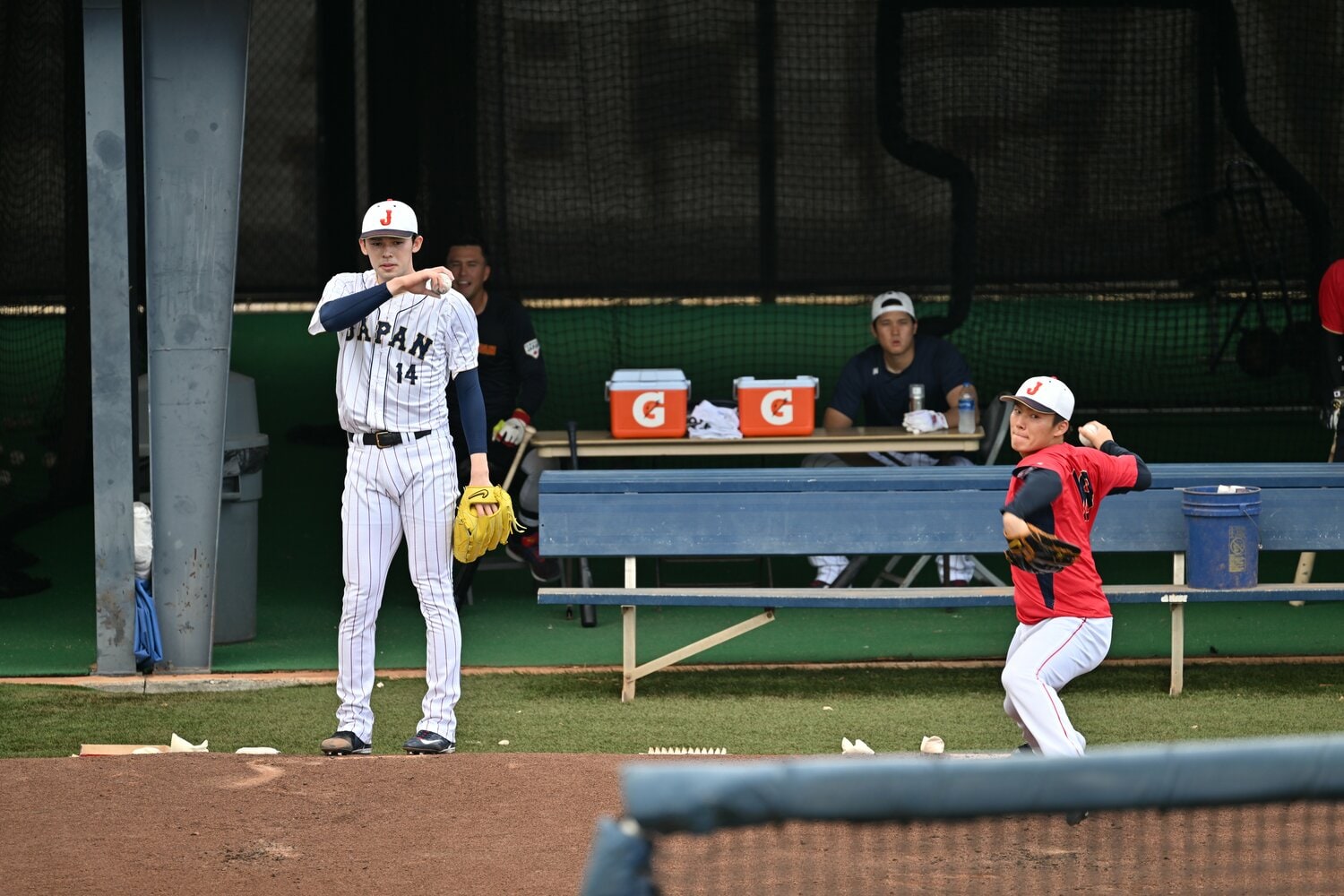 準決勝を前にマイアミで投球練習する佐々木朗（左）。隣で投げ込む山本由伸をチラリと見る。中央後ろは大谷翔平という豪華なショットだ　©︎Naoya Sanuki