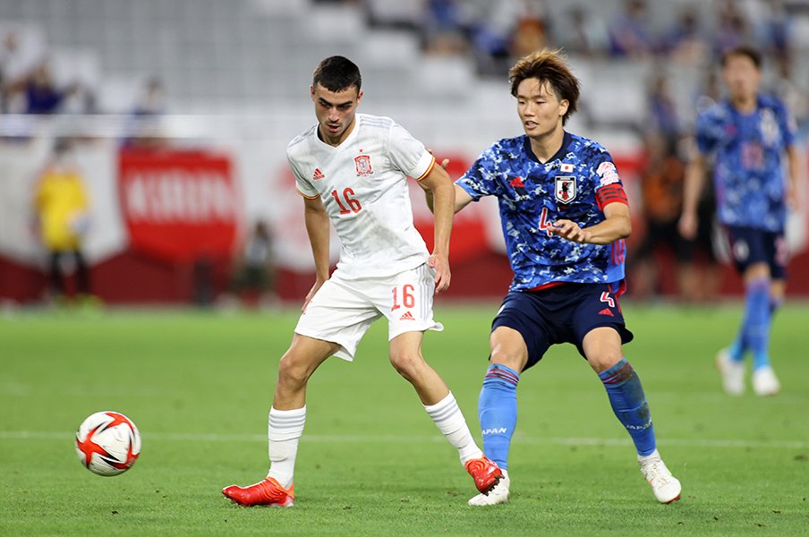 17日の親善試合、ペドリをチェックする板倉滉©Getty Images
