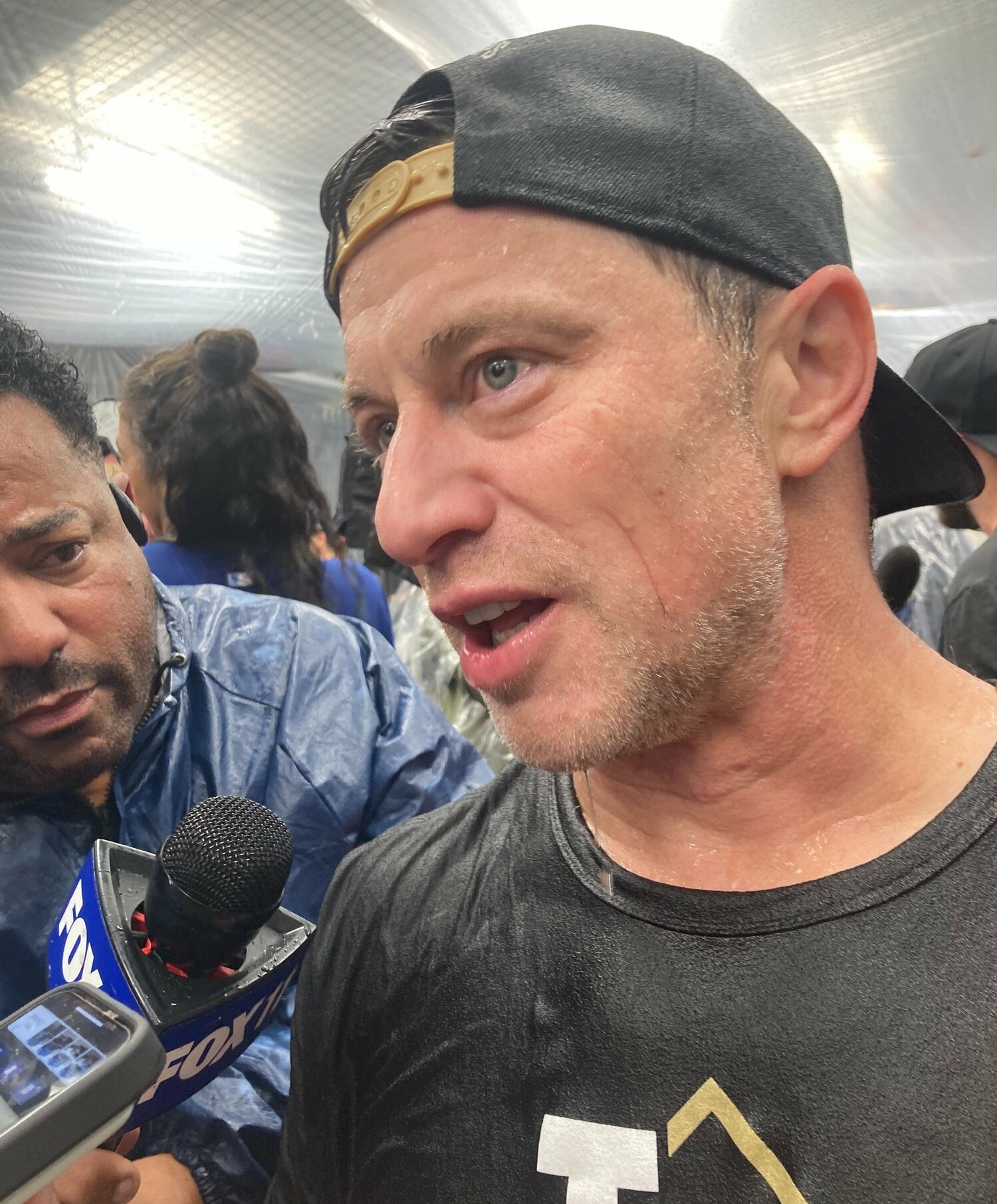 シャンパンファイトに参加するフリードマン編成本部長(筆写撮影)