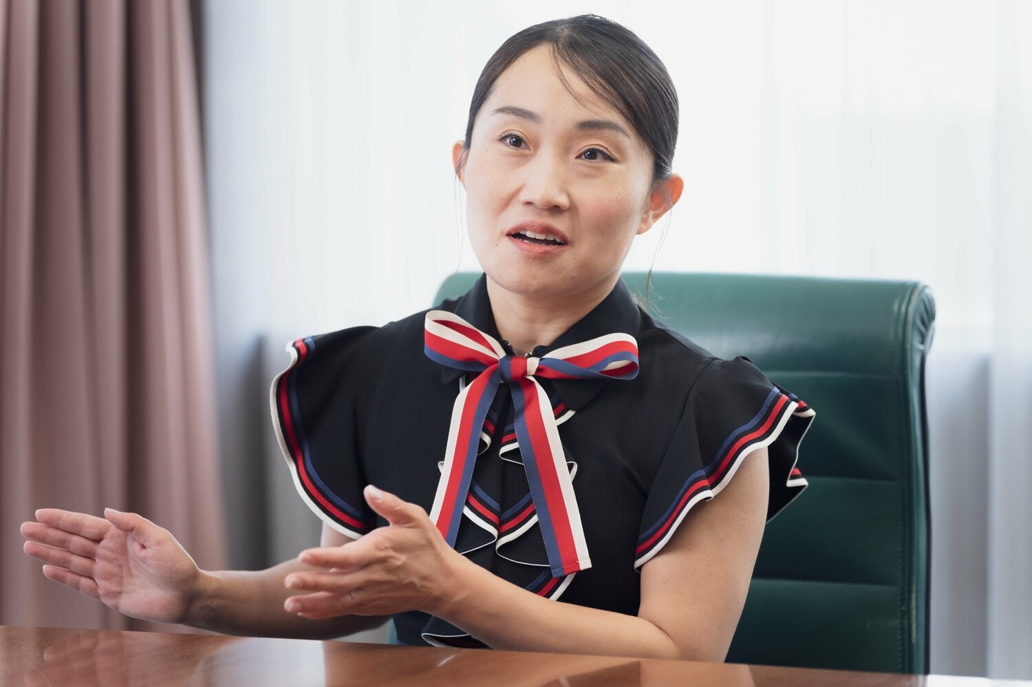 インタビューに答えるキンタロー。　©Shiro Miyake