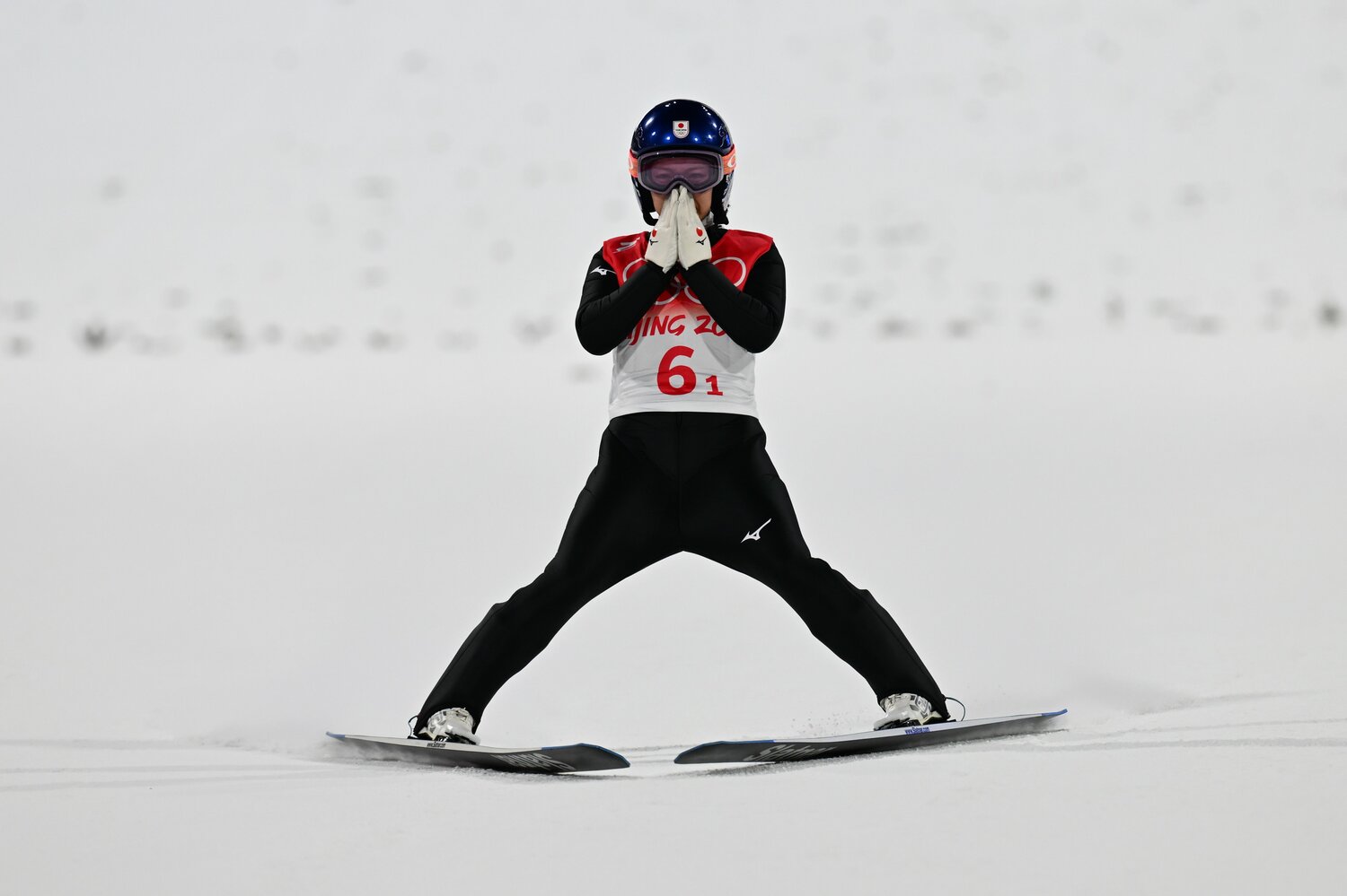 北京五輪混合ジャンプ2本目を終え、顔をおさえる高梨　©Naoya Sanuki/JMPA