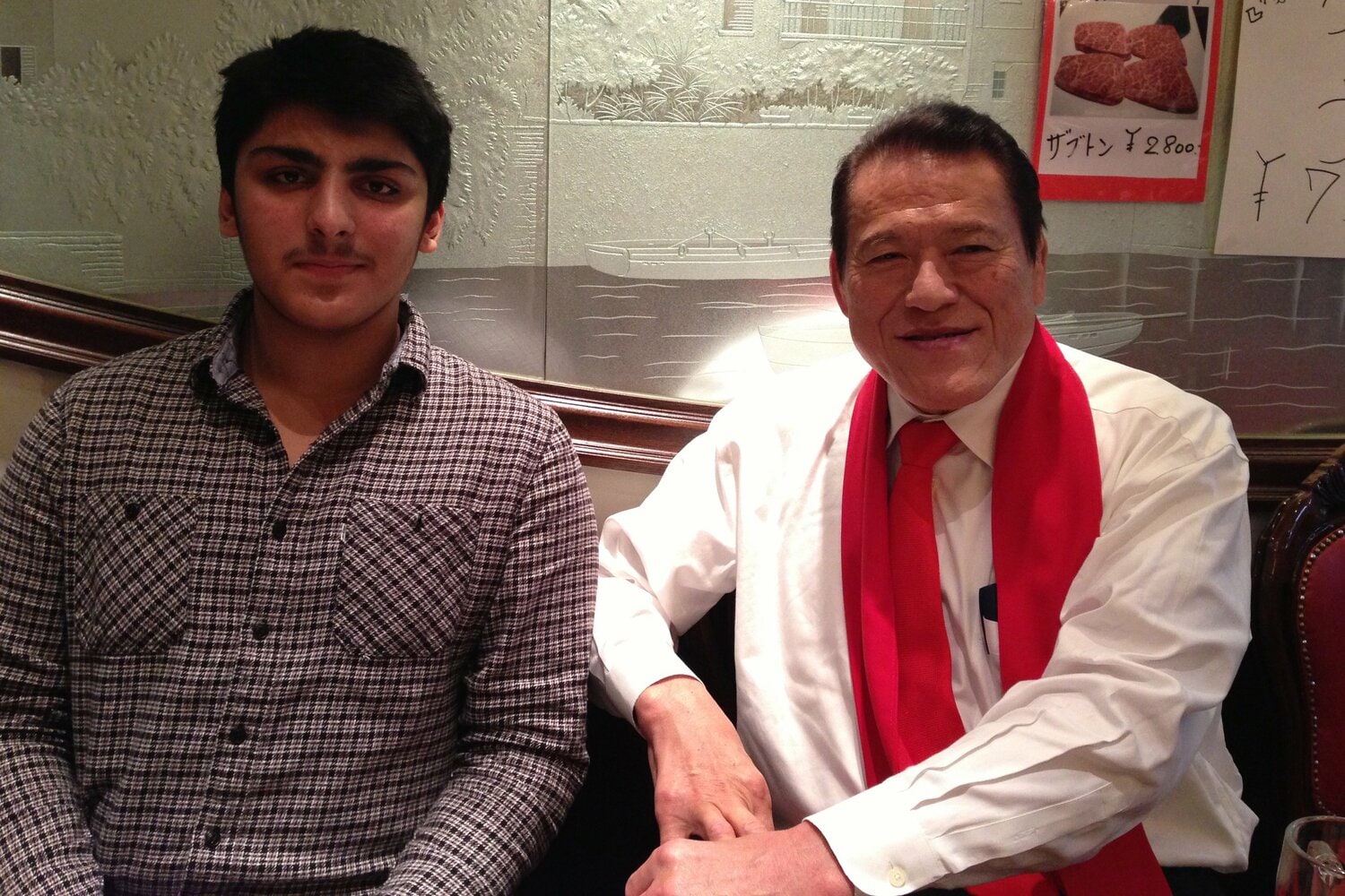 15歳で来日したパキスタンのアビット・ハルーンと『一番館』にやってきた猪木。2014年3月 ©Mitsuhide Kyo