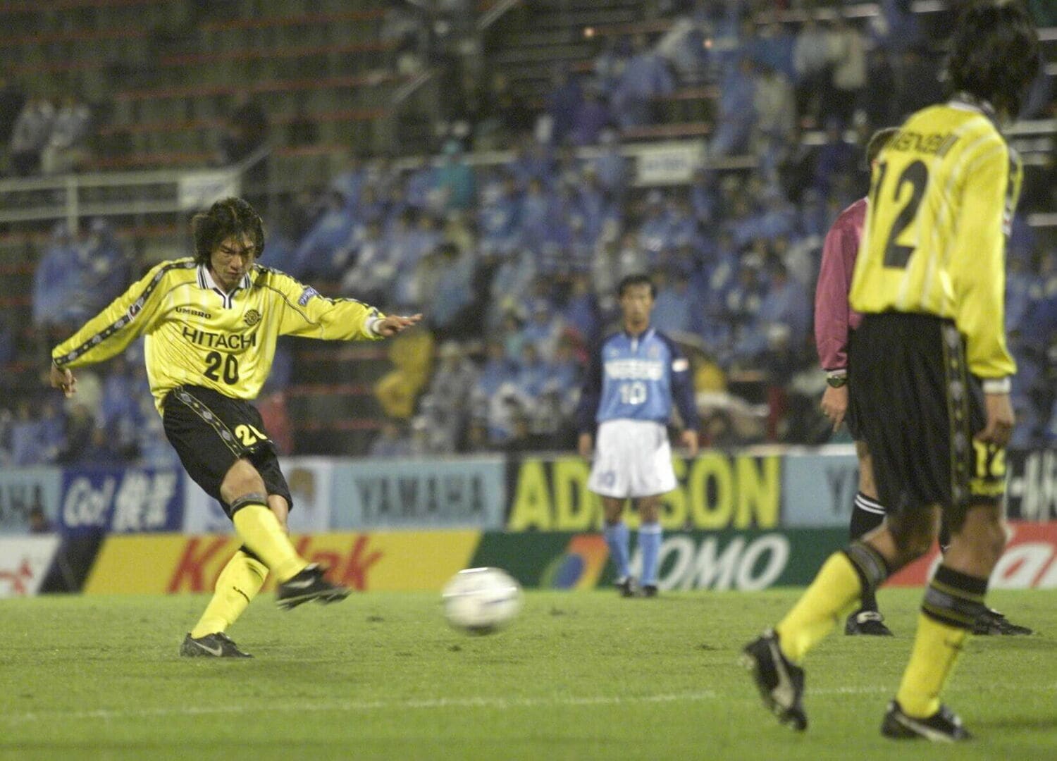 1999年、ジュビロ磐田戦でフリーキックを決めるホン・ミョンボ ©JIJI PRESS