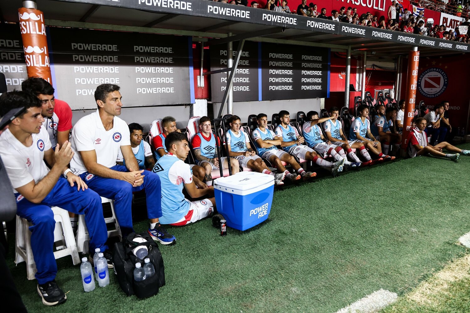 ベンチで出番を待つ貴田遼河（右）©︎Aaajoficial