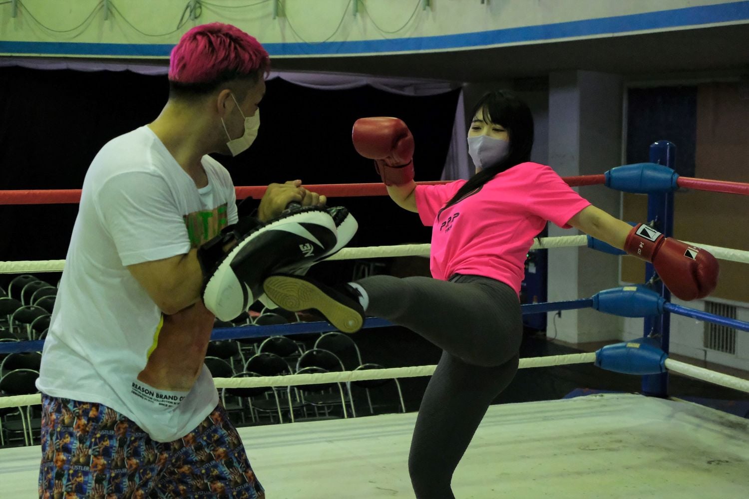 K-1の京太郎との公開練習をマスコミに披露。話題作りに励みながら練習はあくまで真剣だ