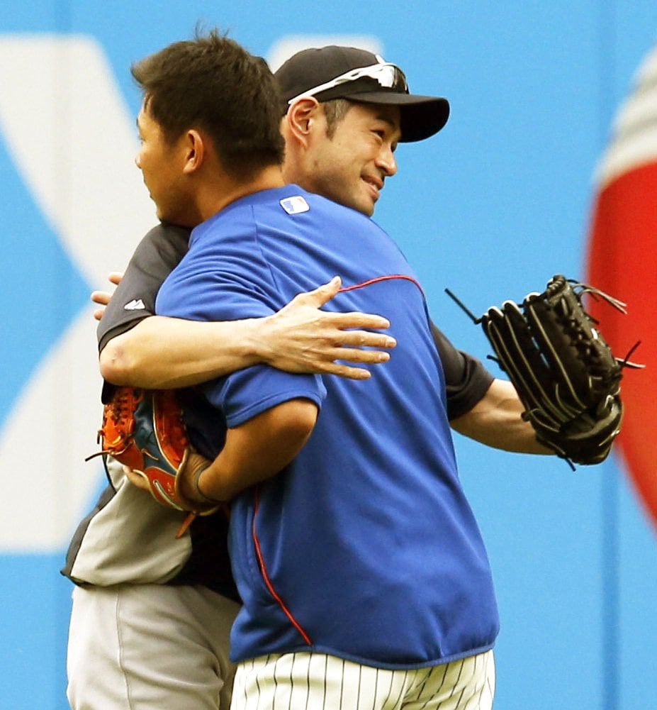 ハグする松坂とイチロー©Kyodo News