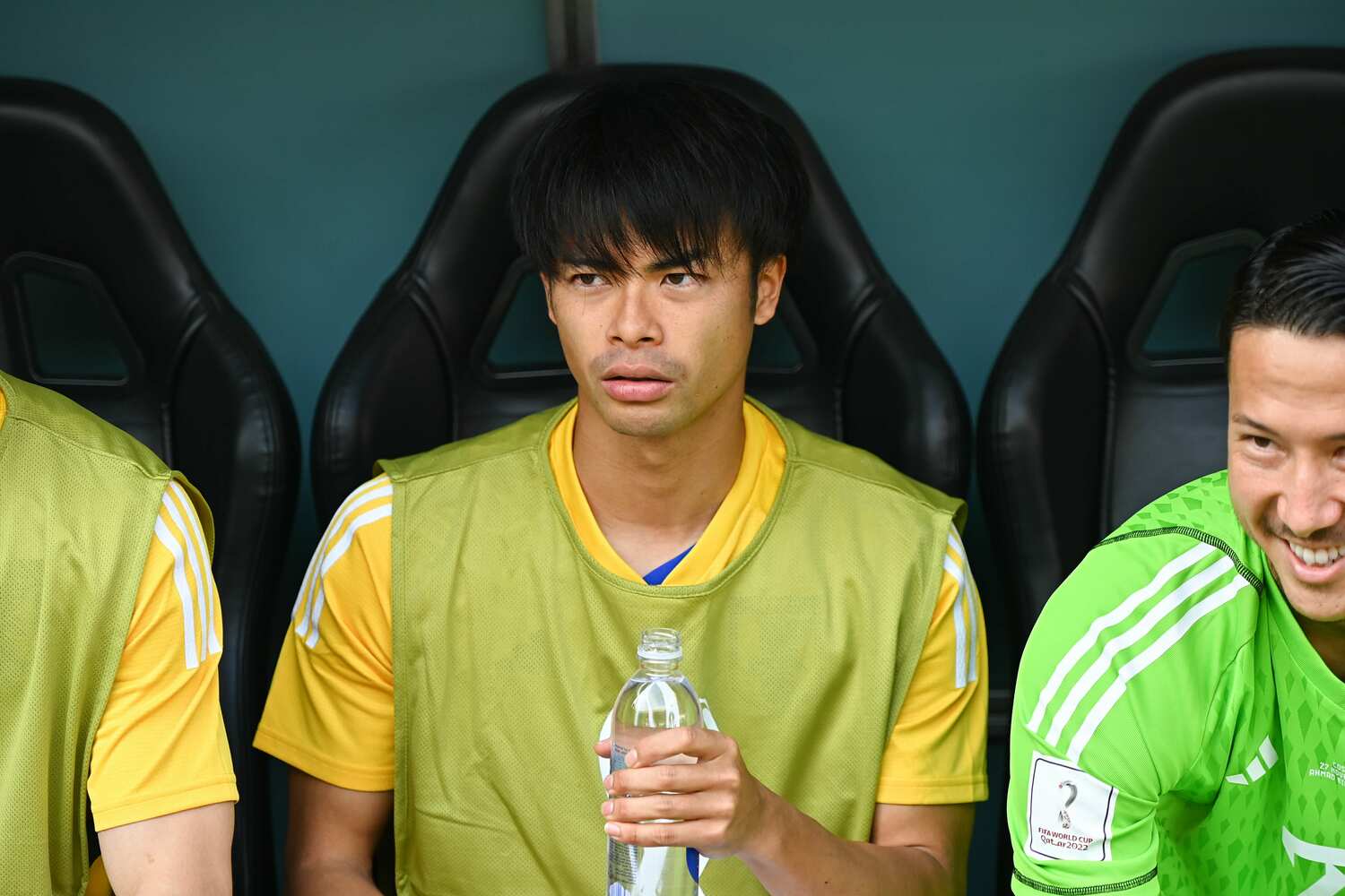 ベンチで戦況を見つめる三笘薫　©Takuya Kaneko/JMPA