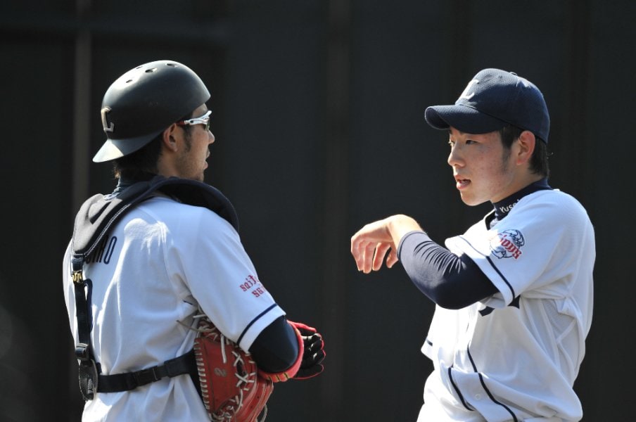 伸び悩む菊池雄星に「お前はどっちがええねん」西武・炭谷銀仁朗が新聞記事を手に諭した日…“涌井秀章から武内夏暉まで”「投手との対話術」＜Number Web＞ photograph by Hideki Sugiyama