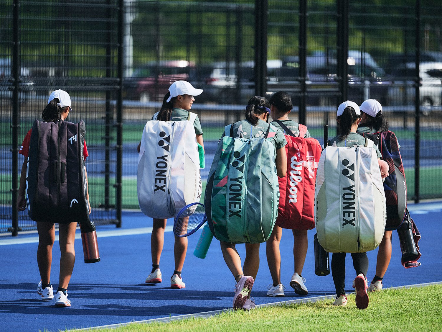 午後の練習へとテニスコートへ向かうジュニア選手